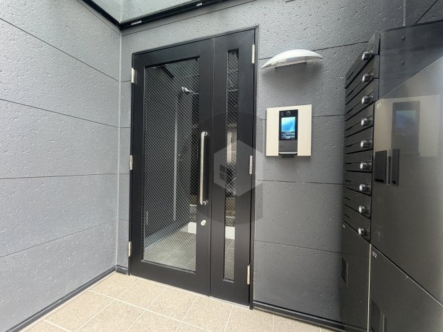 セレニティ小若江B棟のエントランス