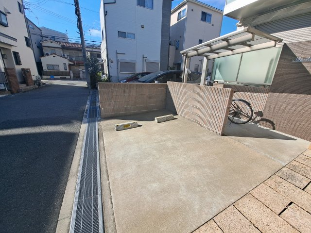 シャーメゾン小松南の駐車場