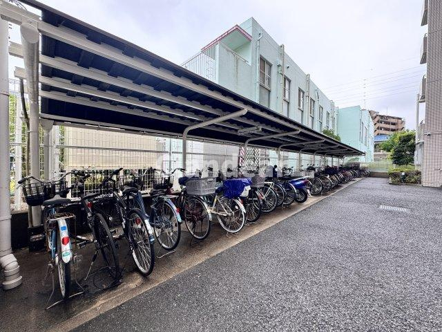 亀有ガーデンハウスの駐輪場|ドキドキの新生活も、安心してスタート。ぴったりの住まいを見つけませんか？クランディアが一緒に住まい選びをサポートします‼　まずは、お気軽にお問合せください　＃クランディア