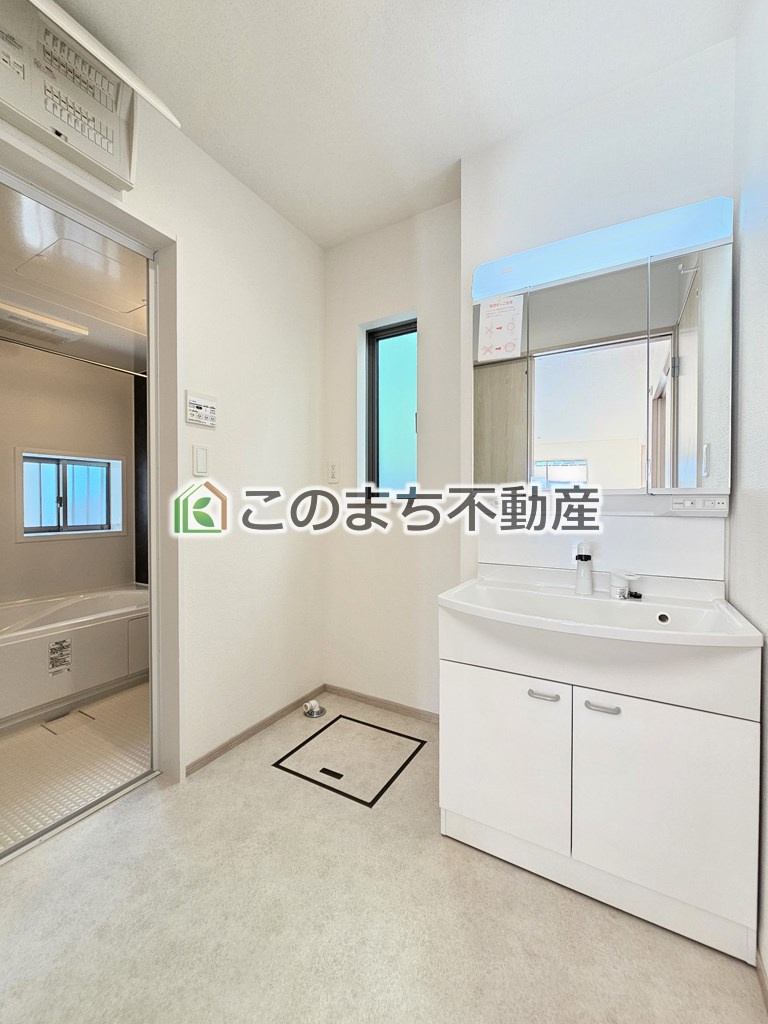 ハートフルタウン宇都宮市西原町600番35の洗面所|同社施工物件の写真です。※建具やフローリング、その他仕様が違う場合がございます。シャンプードレッサーで朝の身支度♪伸びるホースでお掃除も簡単清潔です！