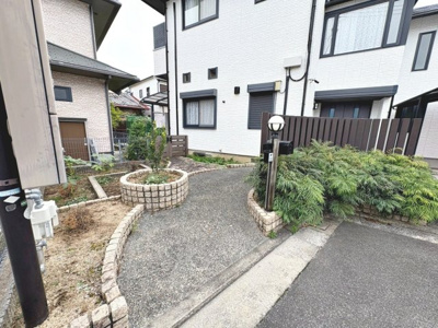 【庭】 | 野尻町　中古一戸建 | ２面採光の居室もありますよ！明るい室内は、風通しも良く、大変居心地の良い空間となっております♪爽やかな風を感じて起きる朝は、快適生活の始まりに！