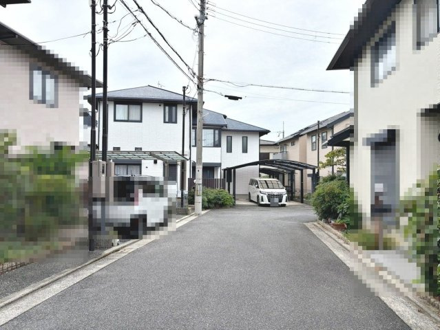 野尻町　中古一戸建の前面道路含む現地写真|白鷺幼稚園まで徒歩１１分！しらさぎ保育園まで徒歩１２分！菩提こども園しらさぎまで徒歩１６分！小さなお子様のいるご家庭も安心ですね！