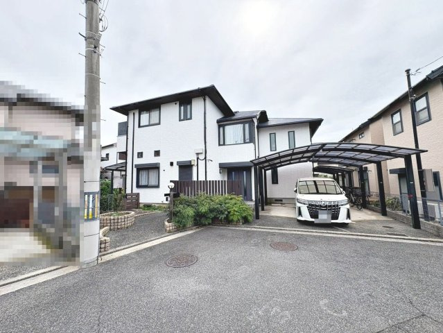 野尻町　中古一戸建の前面道路含む現地写真|【駐車３台可能】カーポート付の駐車スぺースありますよ！雨の日も愛車が濡れにくく嬉しいですね♪