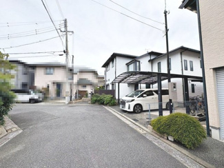 【前面道路含む現地写真】 | 野尻町　中古一戸建 | ＬＤＫ約２３帖♪ゆとりあるリビングでゆっくりと家族だんらんを過ごせますね♪