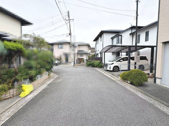 野尻町　中古一戸建の前面道路含む現地写真|ママの憧れカウンターキッチンですので、家族と会話しながら楽しくお料理できますね♪