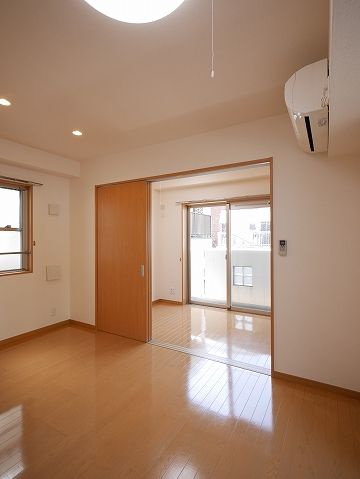 ＡｍａｒｅＭａｔｕｍｉｚａｋａの居間・リビング|約9.6帖LDKはカウンターキッチンもございます。