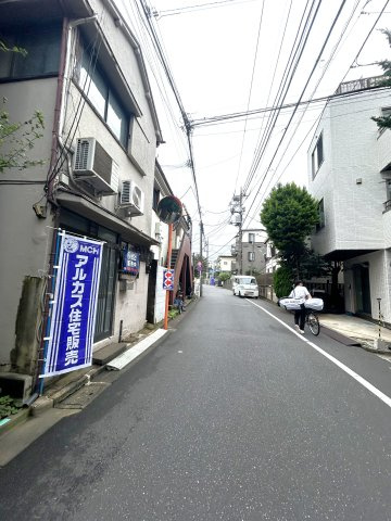 中野区南台４丁目　再建築不可中古一戸建　の前面道路含む現地写真