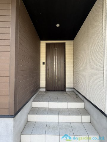 平塚市根坂間　中古戸建の玄関