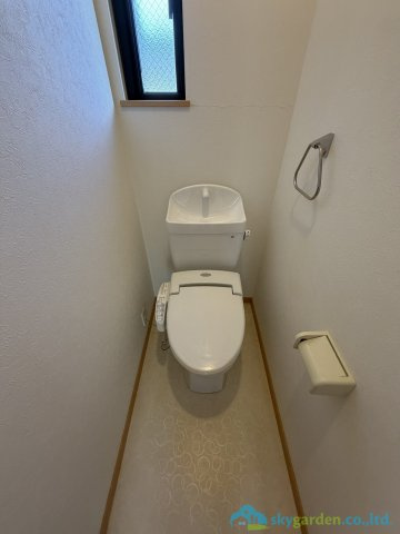 平塚市根坂間　中古戸建のトイレ