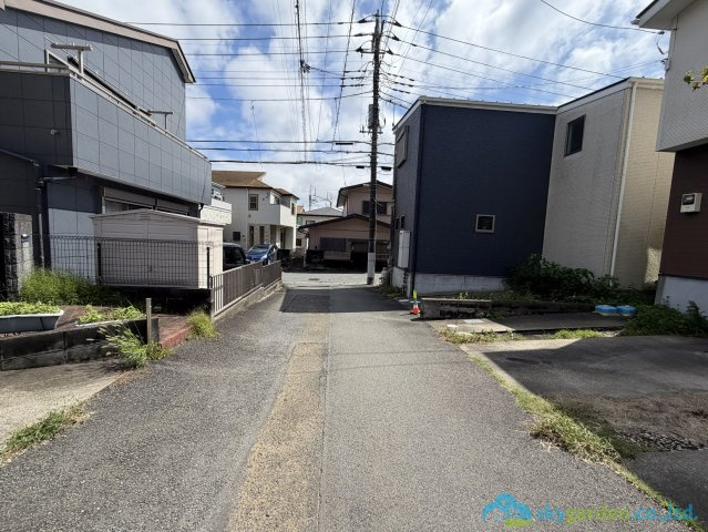 平塚市根坂間　中古戸建の前面道路含む現地写真