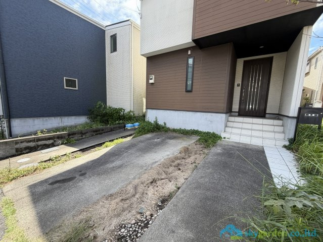 平塚市根坂間　中古戸建の駐車場