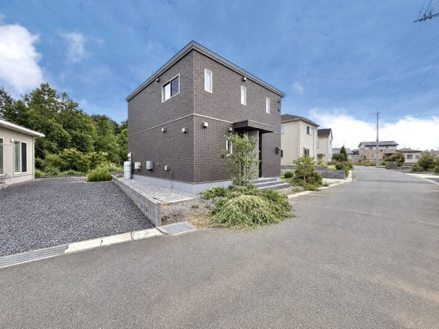 【中古戸建】館林市堀工町の外観|■外観｜前面道路が広く見渡しが良いため、車の出入りやすれ違いもスムーズで日々の運転も安心して行えます♪