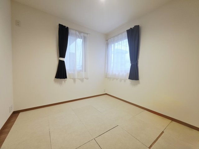 栃木市岩舟町静　中古住宅の洋室