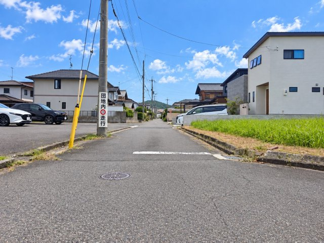 竜王町大字薬師の前面道路含む現地写真