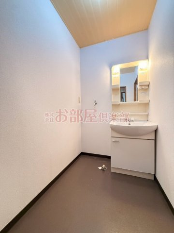 プレジールハイツⅡの洗面所|明るい洗面所です