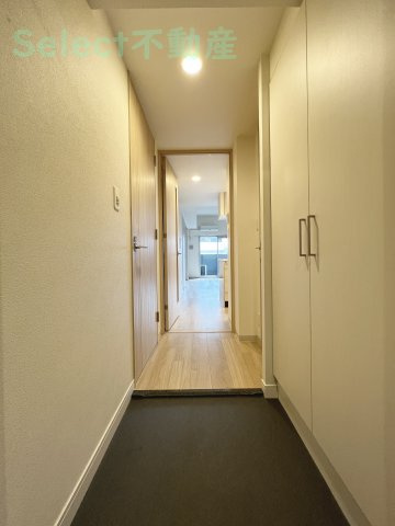 プレサンス栄ライズの玄関