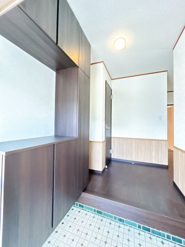 宇部市大字西岐波　戸建ての玄関|玄関ホールは、照明器具交換、壁・天井クロス張替、新品のシューズボックスを設置済です。