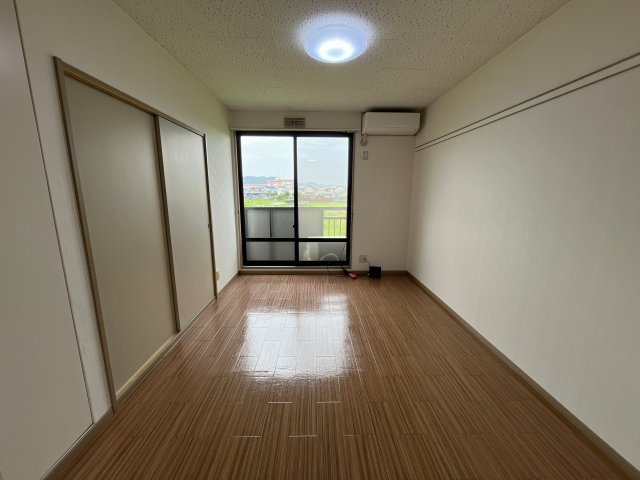 ハッピーバード市川の洋室