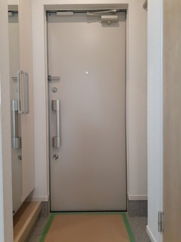 グリンフル多摩の玄関|収納もある玄関です