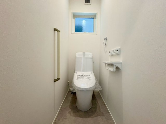 「スキップフロアが魅力的な間取り」高知市介良乙2号地　新築一戸建てのトイレ|手すり付きでさまざまな年代の方が安心して使用できるトイレ♪