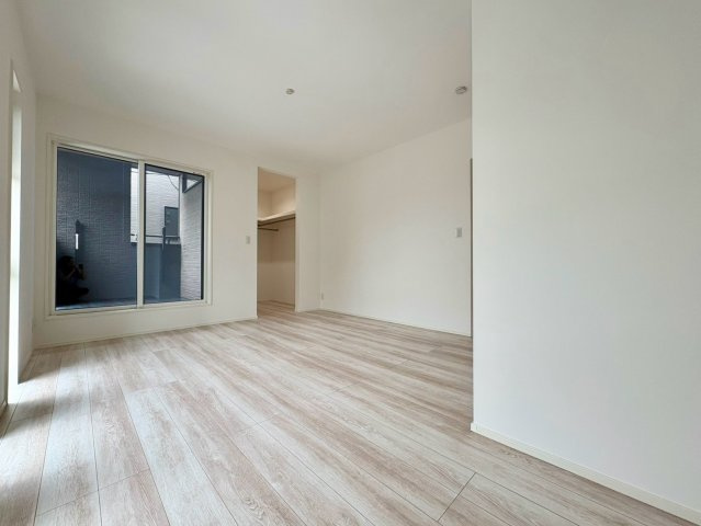 「スキップフロアが魅力的な間取り」高知市介良乙2号地　新築一戸建ての洋室|主寝室からバルコニーへ移動することも可能♪