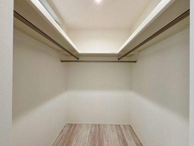 「スキップフロアが魅力的な間取り」高知市介良乙2号地　新築一戸建てのその他|収納力のあるウォークインクローゼット◎