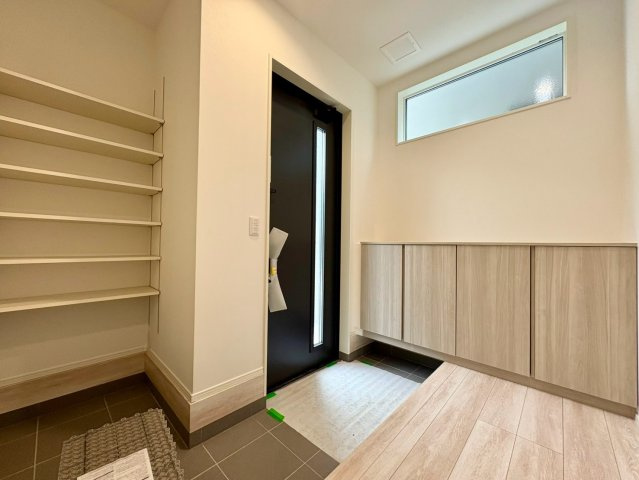 「スキップフロアが魅力的な間取り」高知市介良乙2号地　新築一戸建てのその他|玄関まわりも収納が充実し、スッキリ片付けることができます♪