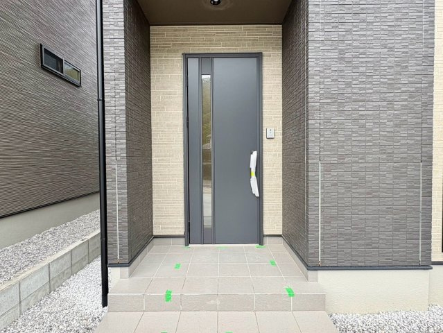 「スキップフロアが魅力的な間取り」高知市介良乙2号地　新築一戸建ての玄関|シックで落ち着いた雰囲気の玄関ドア☆