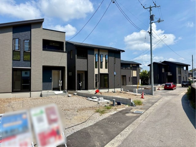 「スキップフロアが魅力的な間取り」高知市介良乙2号地　新築一戸建ての前面道路含む現地写真