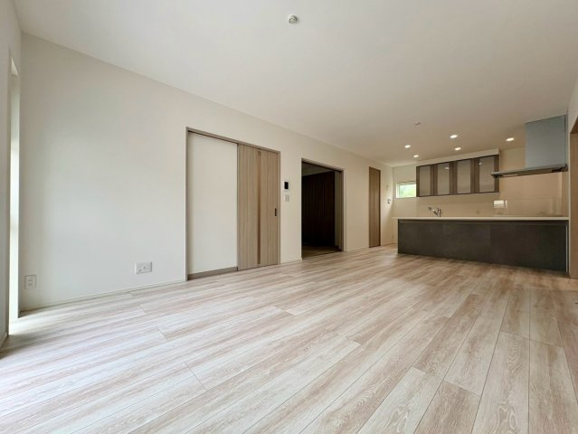 「スキップフロアが魅力的な間取り」高知市介良乙2号地　新築一戸建ての居間・リビング|家族が集うリビングは明るくスッキリとした印象♪お好みの家具が映えます。