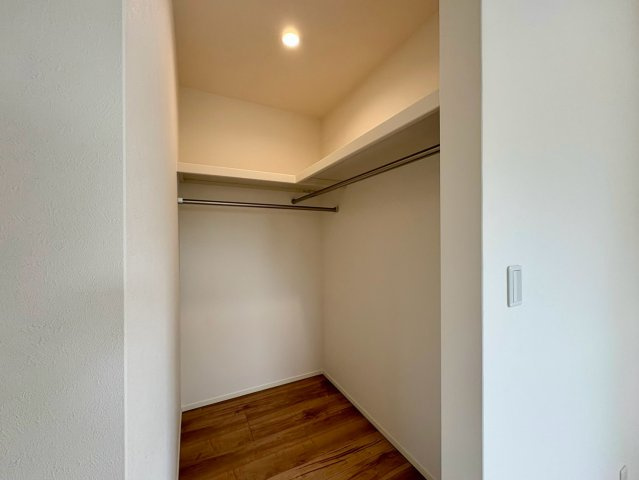 「土地面積約61坪」高知市介良乙3号地　新築一戸建ての収納|ウォークインクローゼット付きの主寝室☆季節外れの荷物もスッキリと収納できます♪