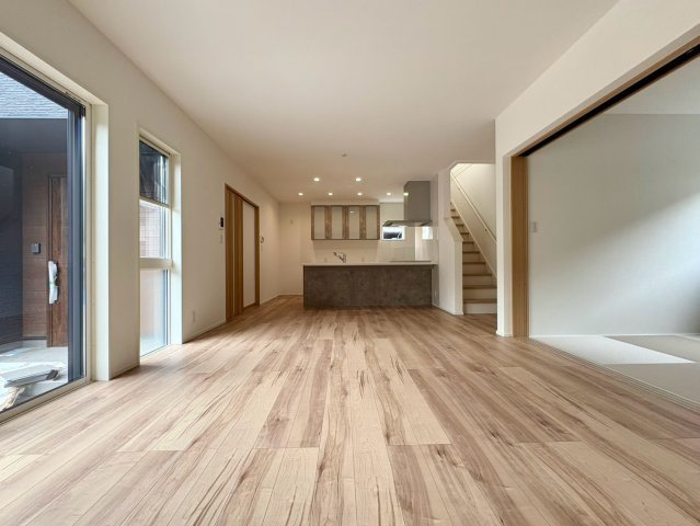 「土地面積約61坪」高知市介良乙3号地　新築一戸建ての居間・リビング|光をたっぷり取り込めるリビングは、隣接する和室を開放すると空間がさらに広々♪