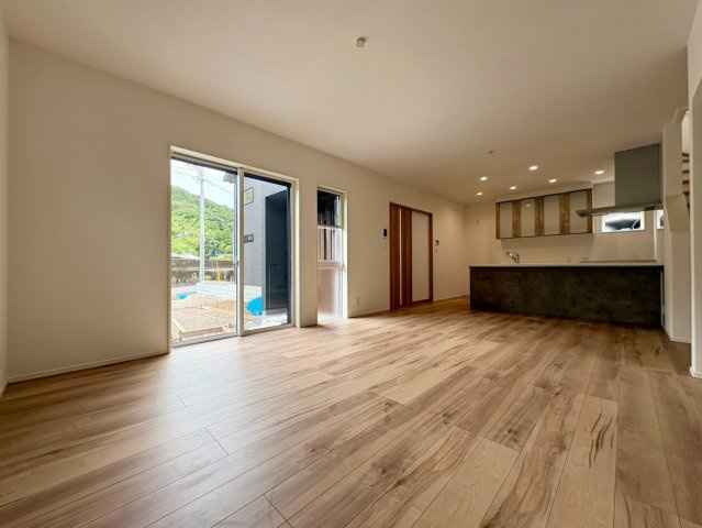 「土地面積約61坪」高知市介良乙3号地　新築一戸建ての居間・リビング|光をたっぷり取り込めるリビングは、隣接する和室を開放すると空間がさらに広々♪
