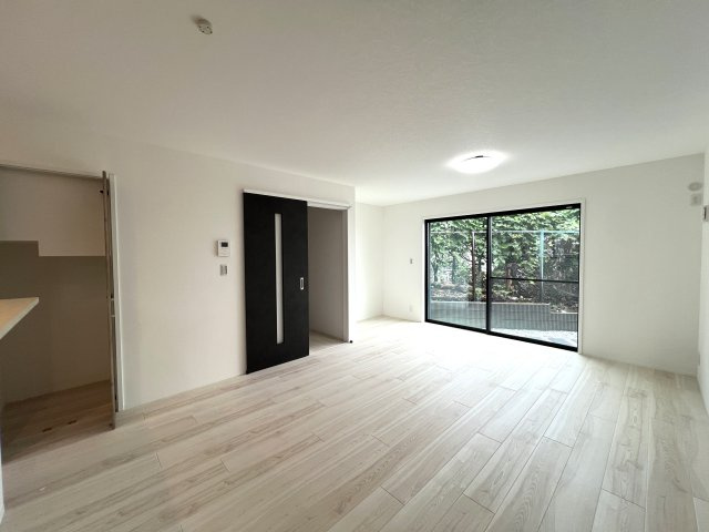 スカイバルコニーもお庭もあるから、どこでも癒しのお家時間を楽しめる☆特にスカイバルコニーからの眺望は最高！さえぎるものもなく、開けてて気持ちいぃぃ♪【保土ヶ谷区岩崎町】新築戸建の居間・リビング|ゆったり過ごせるリビングです