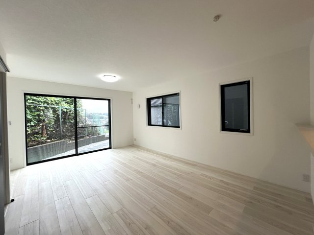 スカイバルコニーもお庭もあるから、どこでも癒しのお家時間を楽しめる☆特にスカイバルコニーからの眺望は最高！さえぎるものもなく、開けてて気持ちいぃぃ♪【保土ヶ谷区岩崎町】新築戸建の居間・リビング|ゆったり過ごせるリビングです
