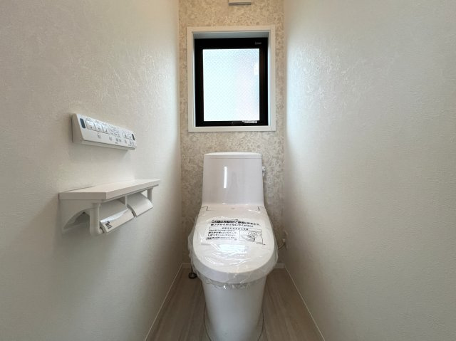 スカイバルコニーもお庭もあるから、どこでも癒しのお家時間を楽しめる☆特にスカイバルコニーからの眺望は最高！さえぎるものもなく、開けてて気持ちいぃぃ♪【保土ヶ谷区岩崎町】新築戸建のトイレ|トイレです