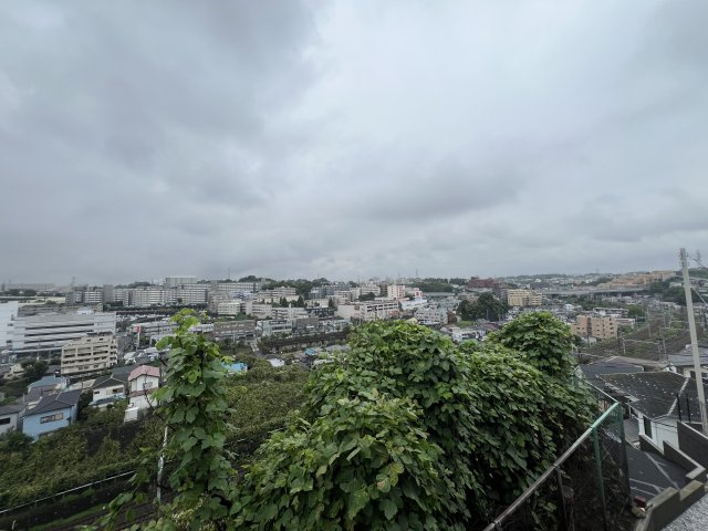 スカイバルコニーもお庭もあるから、どこでも癒しのお家時間を楽しめる☆特にスカイバルコニーからの眺望は最高！さえぎるものもなく、開けてて気持ちいぃぃ♪【保土ヶ谷区岩崎町】新築戸建の展望