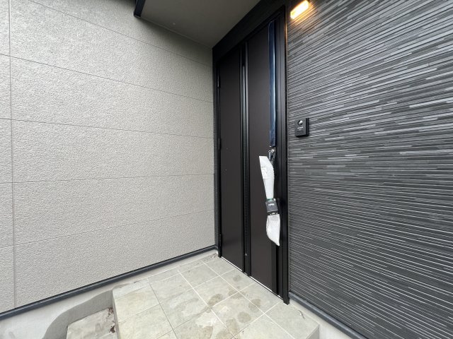 スカイバルコニーもお庭もあるから、どこでも癒しのお家時間を楽しめる☆特にスカイバルコニーからの眺望は最高！さえぎるものもなく、開けてて気持ちいぃぃ♪【保土ヶ谷区岩崎町】新築戸建の玄関|毎日通る玄関はこちらです