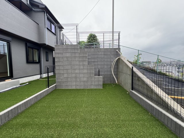 スカイバルコニーもお庭もあるから、どこでも癒しのお家時間を楽しめる☆特にスカイバルコニーからの眺望は最高！さえぎるものもなく、開けてて気持ちいぃぃ♪【保土ヶ谷区岩崎町】新築戸建の庭|お庭が付いています