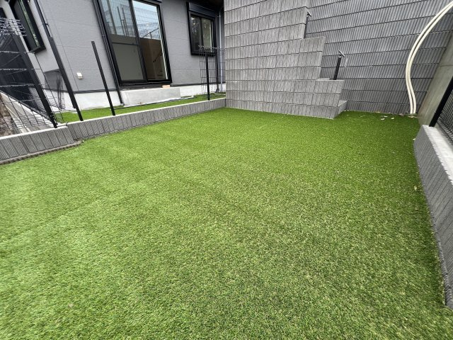 スカイバルコニーもお庭もあるから、どこでも癒しのお家時間を楽しめる☆特にスカイバルコニーからの眺望は最高！さえぎるものもなく、開けてて気持ちいぃぃ♪【保土ヶ谷区岩崎町】新築戸建の庭|お庭が付いています