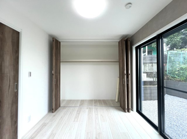 スカイバルコニーもお庭もあるから、どこでも癒しのお家時間を楽しめる☆特にスカイバルコニーからの眺望は最高！さえぎるものもなく、開けてて気持ちいぃぃ♪【保土ヶ谷区岩崎町】新築戸建の洋室|個人の部屋や寝室として使える洋室です
