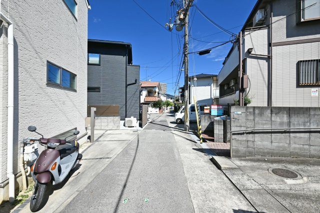 宝塚市中州1丁目新築一戸建て│4LDK+駐車3台可(車種制限あり)の前面道路含む現地写真|前面道路は西側に約4ｍ幅です。