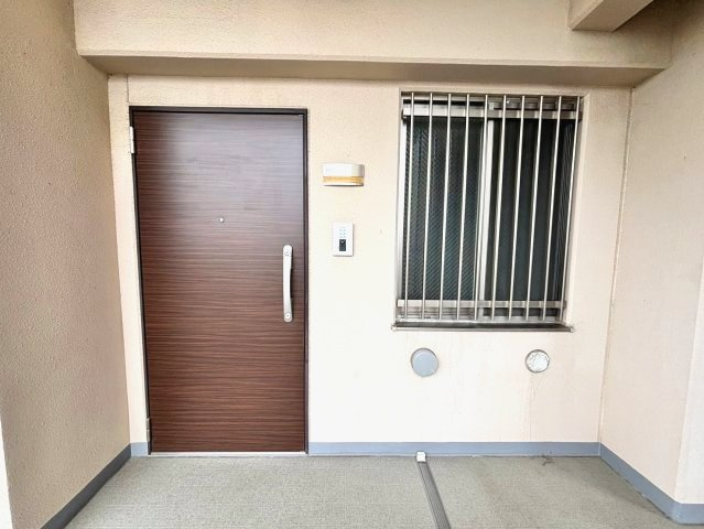 パレステージ金町の玄関|防犯面に配慮したダブルロックドアを採用。住まいの安心をしっかりサポートします。