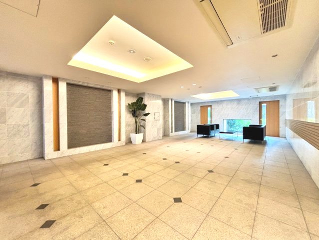 パレステージ金町のロビー|落ち着いた空間美が、住まう方やゲストをやさしく迎えます。