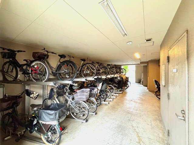 パレステージ金町の駐輪場|敷地内に駐輪場を確保。毎日のお買い物や近隣への移動にも便利です。