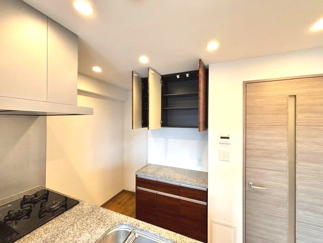 パレステージ金町のキッチン|カップボード付きで、食器や調理家電をすっきり収納。キッチンまわりを整えやすい設計です。