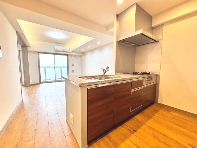 パレステージ金町のキッチン|リビングを見渡せるカウンターキッチン。開放感と使いやすさを両立した設計です。