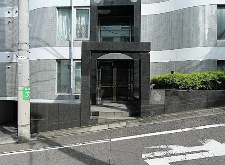 渋谷区初台２丁目の賃貸マンションのエントランス