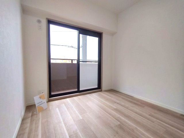 ユニーブル鹿山の洋室|2つの窓から自然光が入り込むため部屋全体が明るく開放感があります。