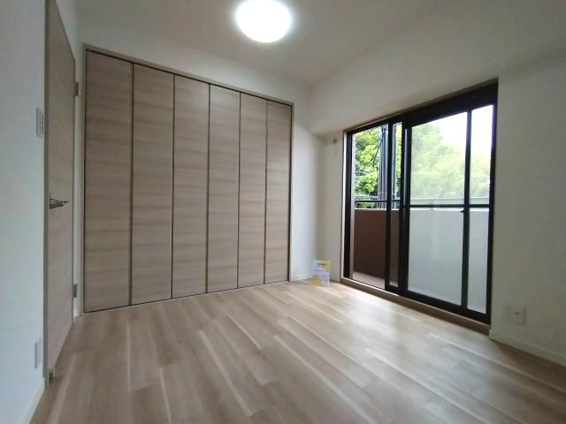 ユニーブル鹿山の洋室|バルコニーに面しており採光面も◎